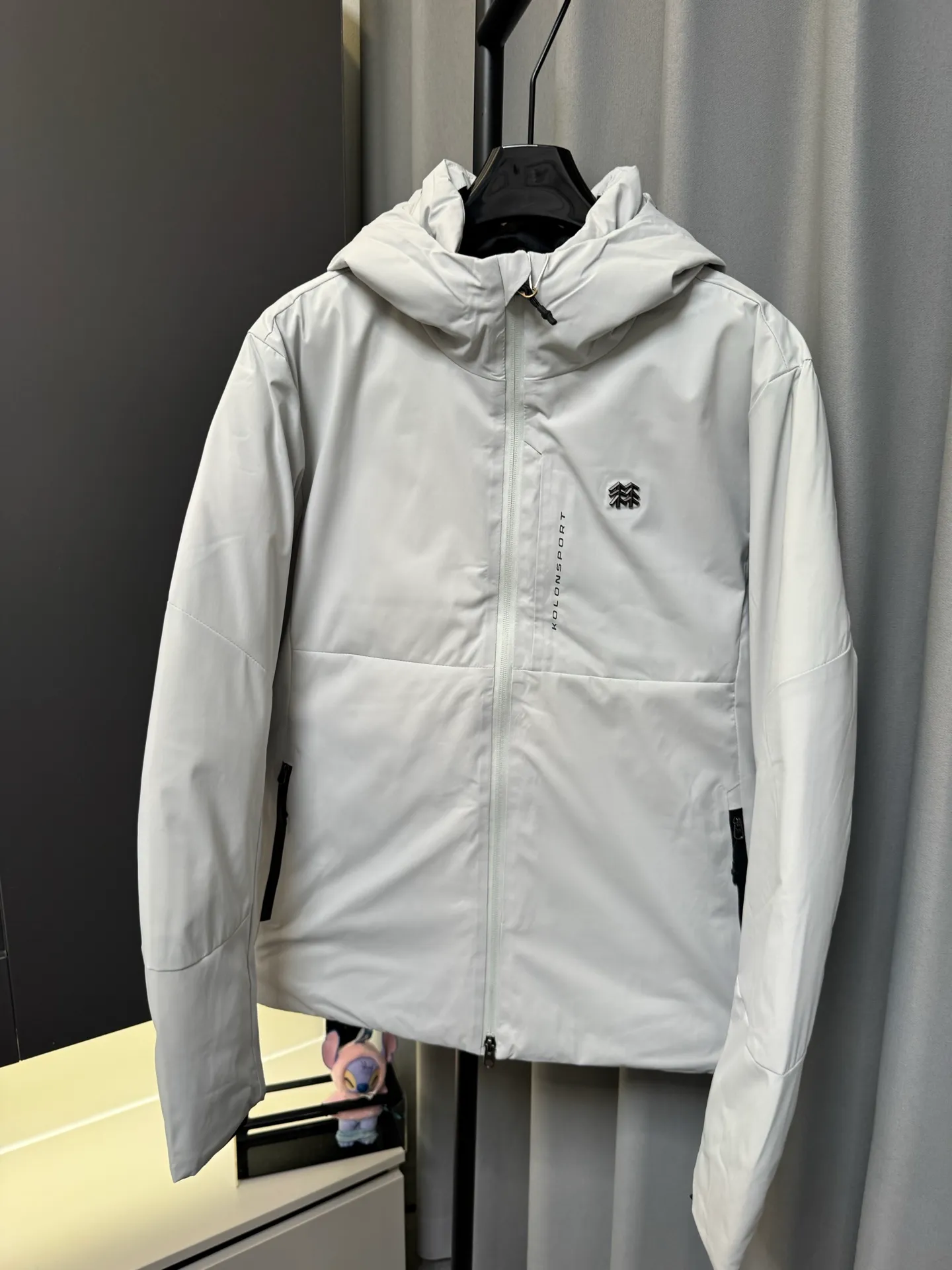 [Premium Replica] KOLON/KOLON S ORT HIKING 26fw Men's and Women's Waterproof and Windproof Outdoor Jacket Down Jacket KOLON/KOLON S ORT HIKING 26fw Men's and Women's Waterproof and Windproof Outdoor Jacket Down Jacket 90% Goose Down Content Fill Level Direct Temperature Locking The wardrobes of boys and girls really lack a down jacket that is not bloated, not exaggerated, and can be worn for both business and leisure! ▫️Stand-collar hooded design, neat and clean, looks good with shirts, sweaters, and T-shirts, formal to work, casual in daily life ▫️Durable waterproof and windproof surface fabric, fine water-repellent fabric, not afraid of getting wet in light rain, not easy to get dusty and wrinkled ▫️High-quality goose down filling, hot-pressed velvet filling process, almost no velvet worry; slightly loose fit, not tight or bulging ▫️The details are all minimalist: the main zipper is fully taped, the chest has a hidden zipper pocket + the side seam invisible pocket is safe for keys and mobile phones; the cuffs have adjustable buckles to firmly block the cold wind; the small "two trees" embroidered logo is very low-key, unobtrusive and textured. The whole piece is high-end and durable, with no unnecessary decoration. Whether you are driving, traveling on business, or traveling on weekends, you can get it all in one, the same style for men and women. Color: Secret Gray Size: m/l/xl/2xl/3xl